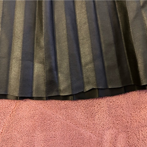 vintage raw hem faux leather mini skirt - Picture 2 of 3